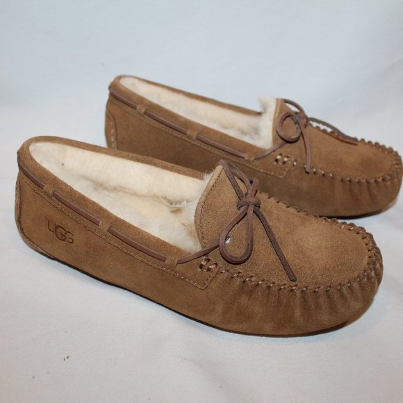 NIB UGG DAKOTA YOUTH 4 5 WOMEN'S‎ 6 7 SUEDE SHEARLING LINED SLIPPERS - Picture 1 of 7